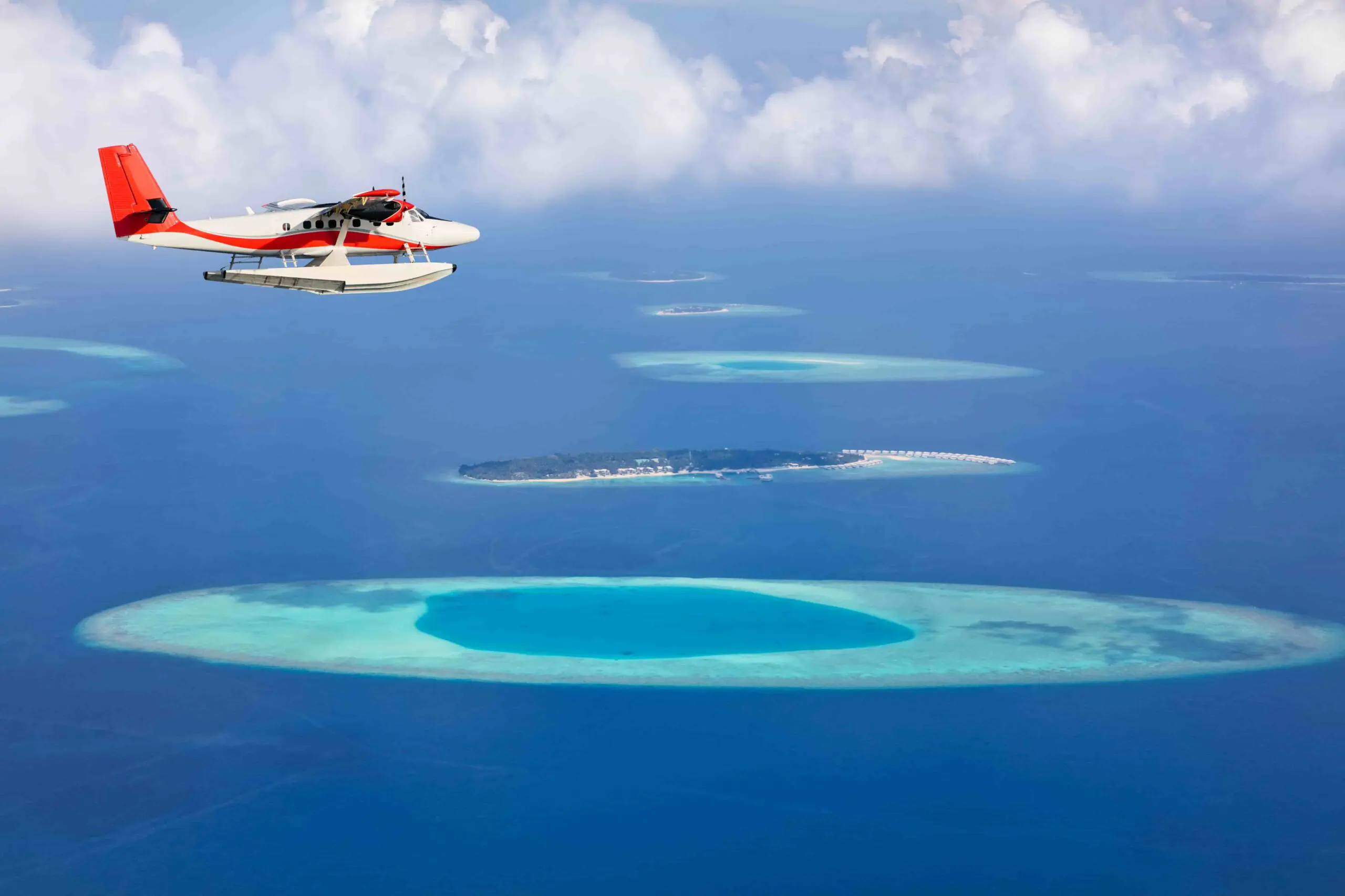 Maldivler’in turkuaz sularında, lüks bir otelde dinlenen bir çiftin, rüya gibi bir tatilin keyfini çıkardığı an.