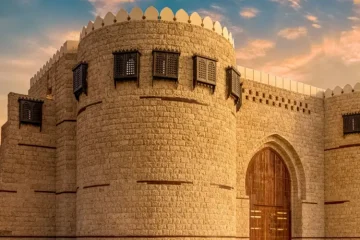 Jet ile tarihi şehirlerde kültürel keşifler yapmak için yola çıkan bir grup turistin gezisi, eski sokaklarda yürüyüş yaparken, tarihi yapıları ve kültürel mirası keşfetmeleri.