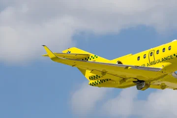 2026 ambulans uçak fiyatlarını etkileyen unsurları anlatan görsel; uçuş mesafesi, ekip ve tıbbi donanıma göre değişen maliyetler