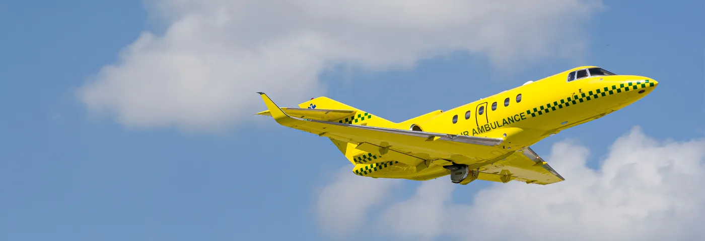 2026 ambulans uçak fiyatlarını etkileyen unsurları anlatan görsel; uçuş mesafesi, ekip ve tıbbi donanıma göre değişen maliyetler