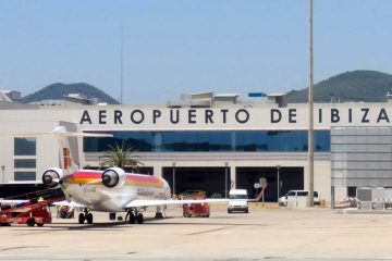 İbiza Havalimanı’nda (IBZ) apron üzerinde park etmiş özel jet