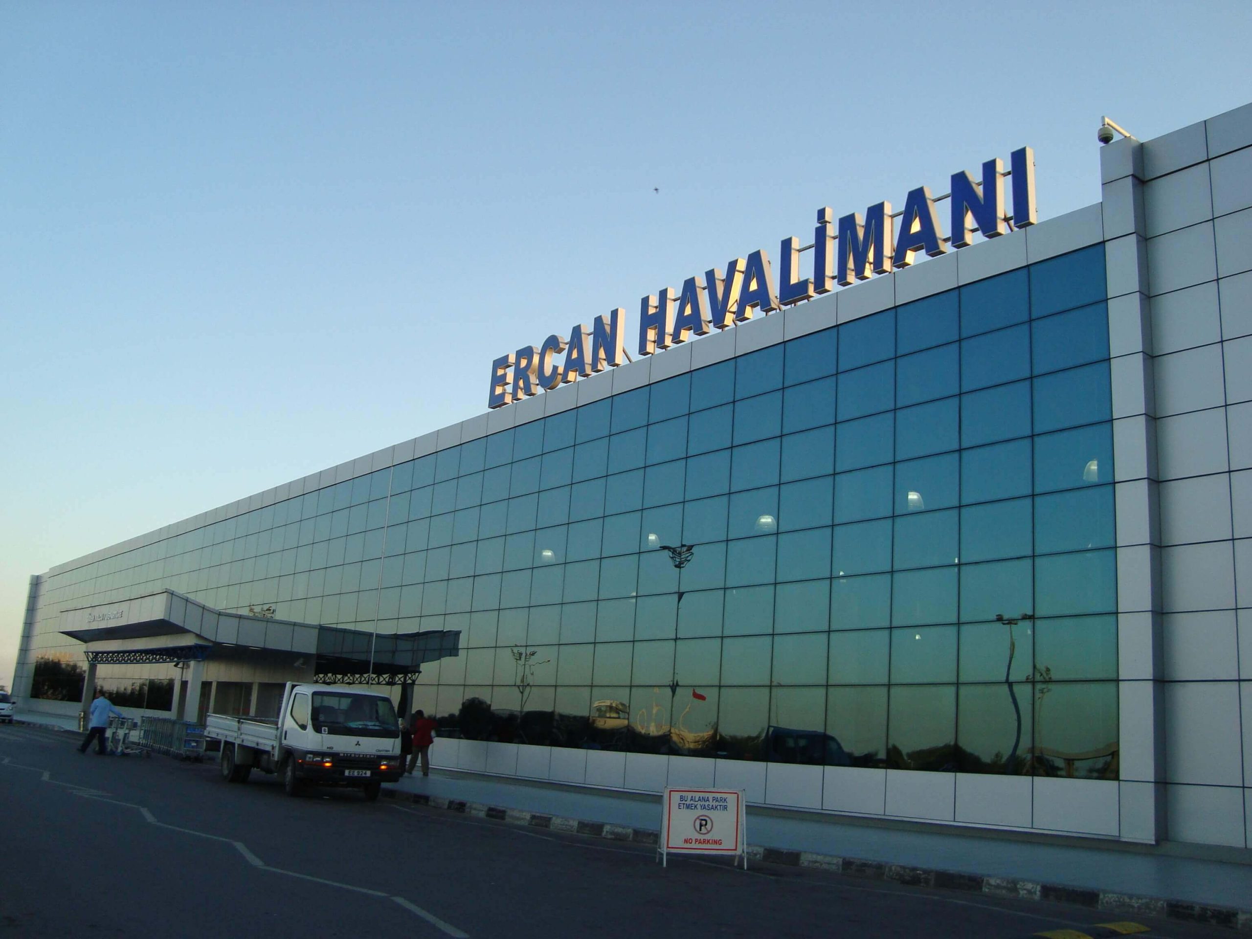 Lefkoşa Ercan Havalimanı’nda (ECN) apron üzerinde park etmiş özel jet