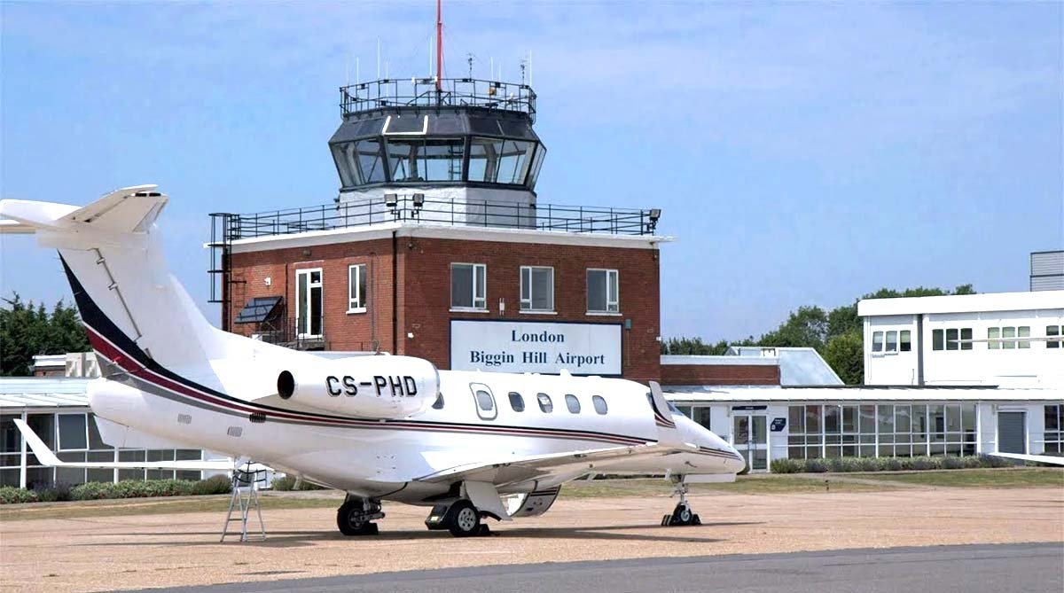 Londra Biggin Hill Havalimanı’nda (BQH) apron üzerinde bekleyen özel jet