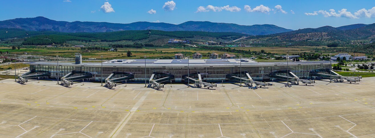 Milas Bodrum Havalimanı’nda (BJV) apron üzerinde park etmiş özel jet