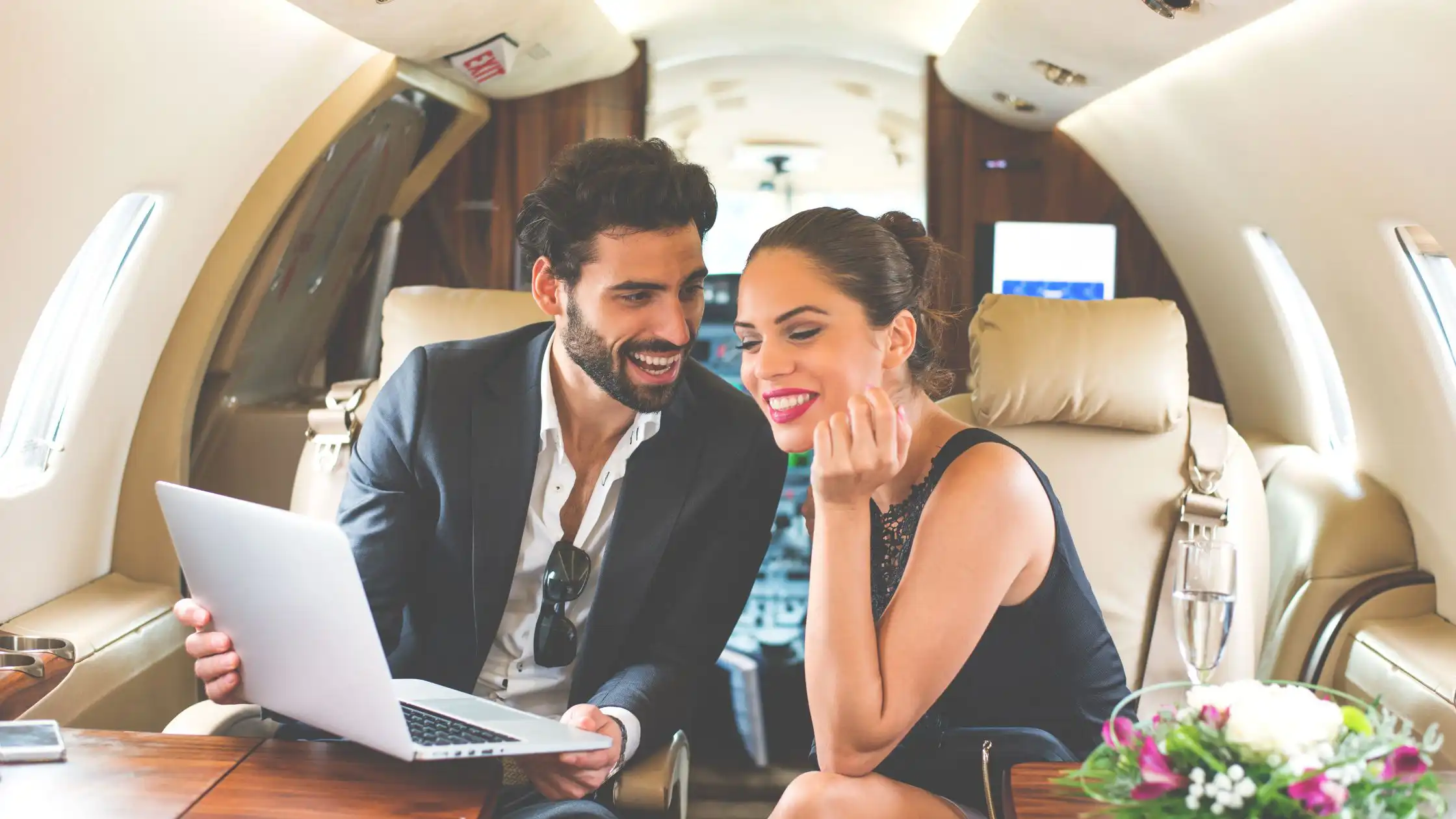 Sevgililer Günü için özel uçak kiralama; romantik bir kaçamak için konforlu ve kişiye özel uçuş planı