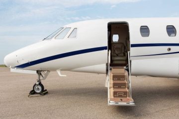 2026 özel jet kiralama fiyatlarını gösteren grafik ve uçak silueti