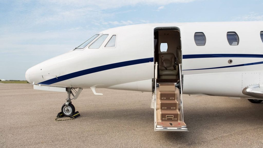 2026 özel jet kiralama fiyatlarını gösteren grafik ve uçak silueti