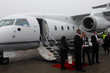 Özel uçak kiralamanın avantajlarını yansıtan görsel; esnek saatler, hızlı seyahat ve konforlu kabin deneyimi