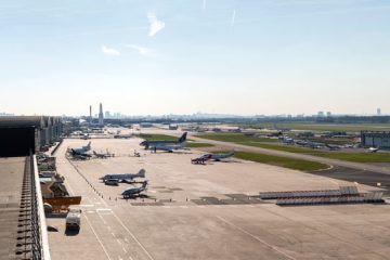 Paris Le Bourget Havalimanı’nda (LBG) apron üzerinde bekleyen özel jet